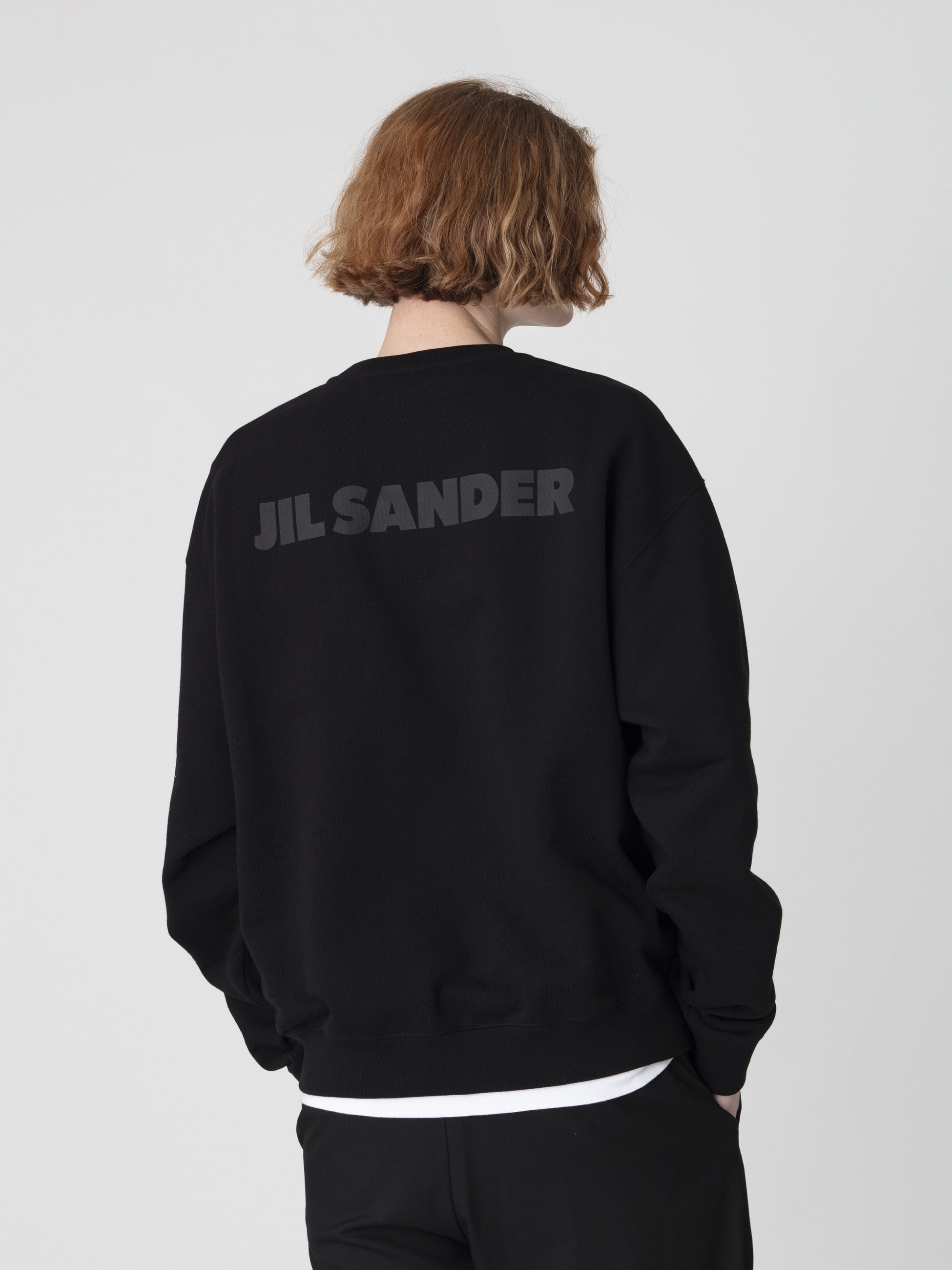 <p>オーガニックコットンのテリー素材を用いたスウェットプルオーバーは、やわらかな肌触りとリラックスシルエットを両立。クリーンな印象も特徴。</p>