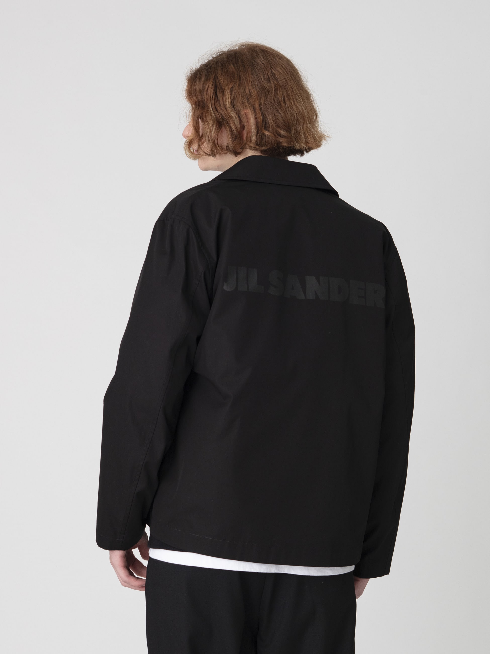 <p>リラックスフィットのコーチジャケットは軽い着心地とコンパクトコットン素材で、季節を問わず着用可能。フロントはスナップボタン仕様。</p>