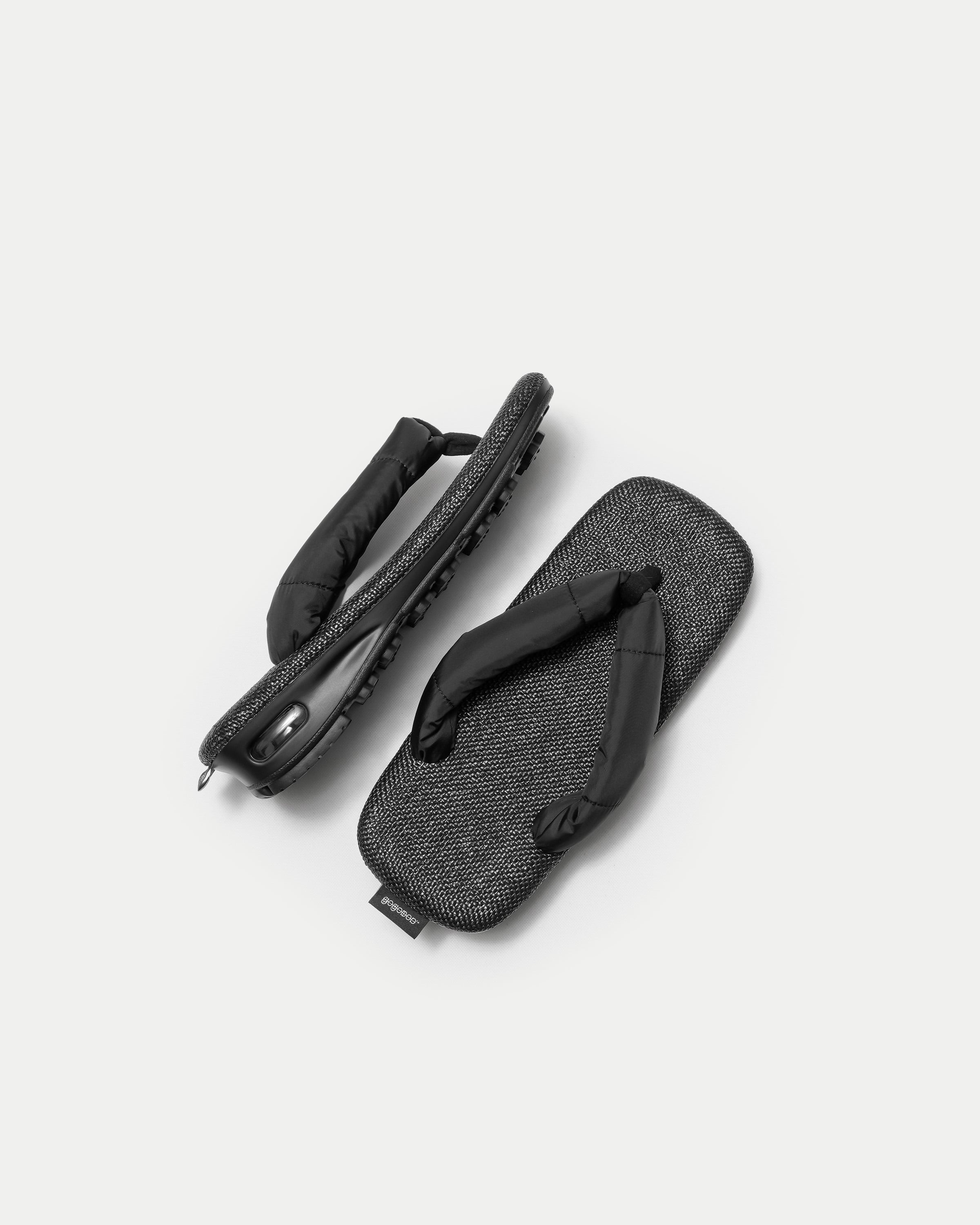 <p>伝統的な雪駄を現代的にアップデート。ボリュームのある鼻緒と耐久性の高い素材を採用し、日常の多彩なスタイルにマッチ。</p>