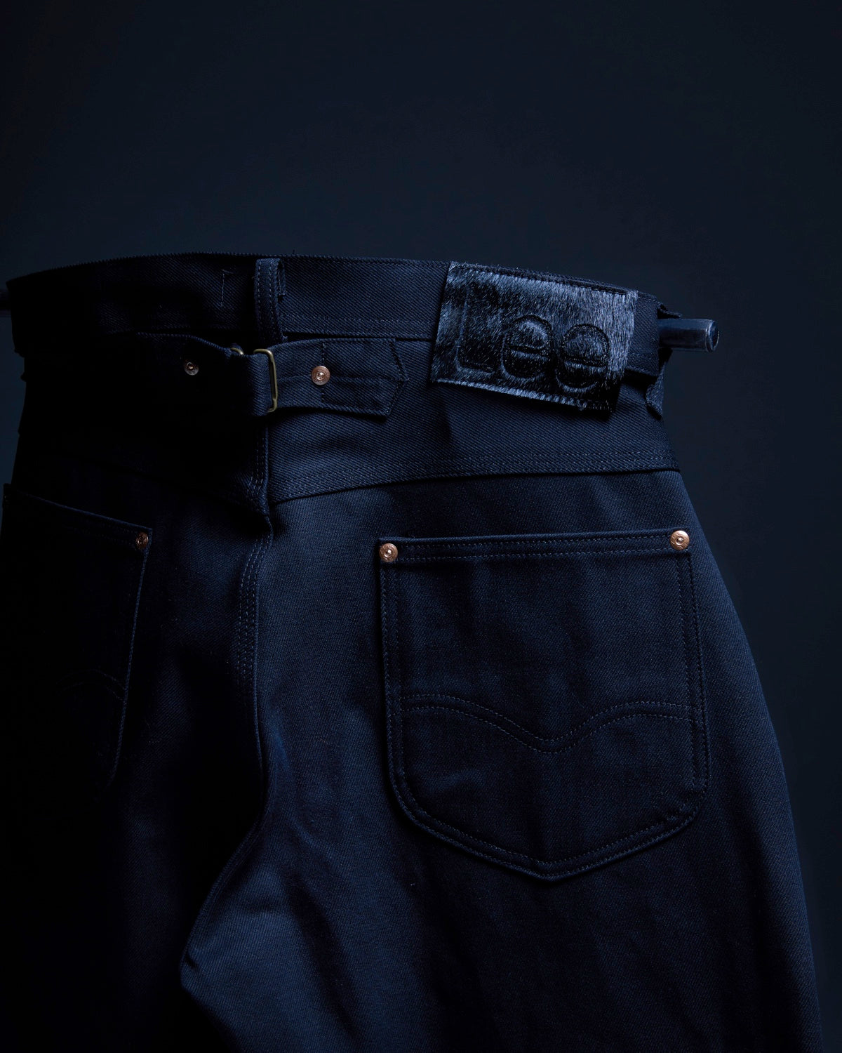 <p>1948年以前の“101”原型をベースに、ヘアオンハイドのラベルやブラック仕様のパッチなど、オリジナルに忠実なディテールと現代的ユニークさを融合。</p>