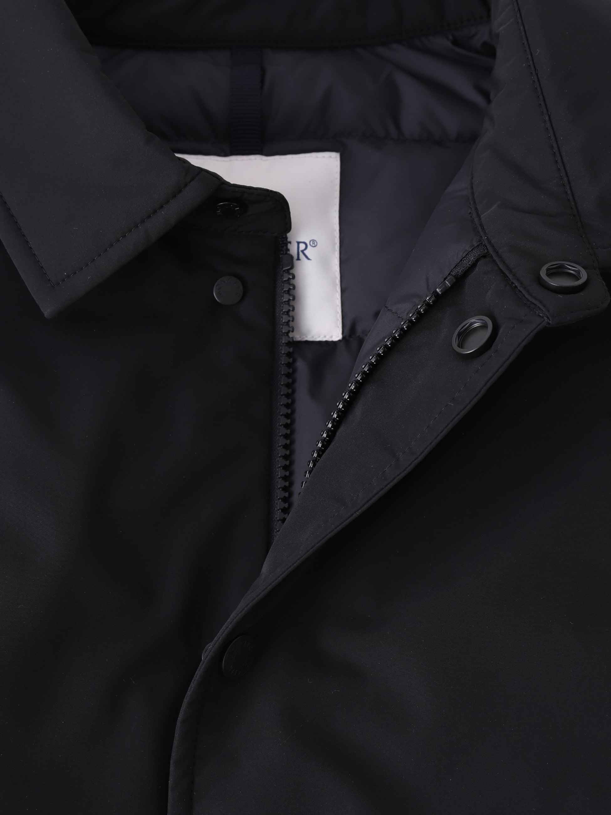 <p>襟元のデザインやラウンドした裾が軽やかさを演出。肩と胸はフィット感があり、ウエストはボクシーなシェイプで快適な着心地。</p>