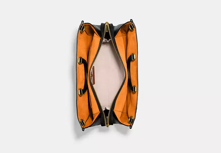 <p>広々とした内部空間で、日常使いから旅行まで幅広く対応。必要なアイテムをまとめて持ち運び可能。</p>