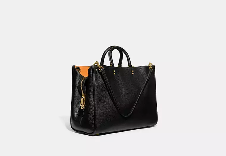 <p>リスポンシブル レザーを使用したローグ 39は、環境に配慮した素材選びが特徴。サステナブルなファッションを求める方に最適。</p>