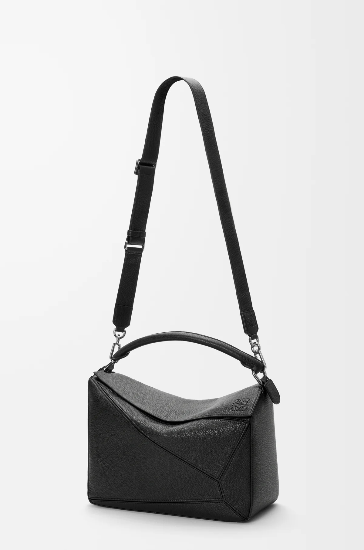 <p>多様な持ち方が可能で、ショルダー、クロスボディ、ハンドキャリーなど、シーンに応じて使い分けができる。</p>