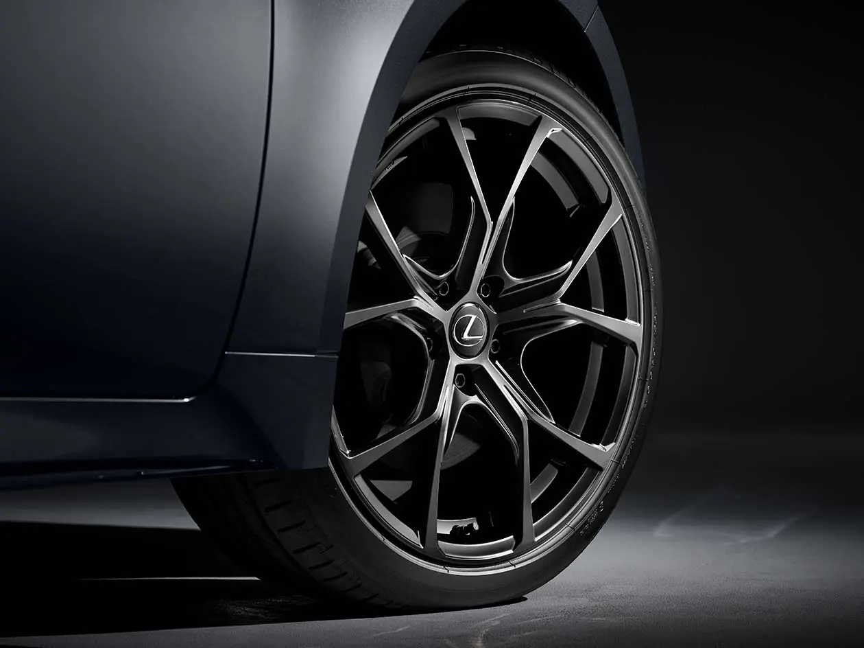 <p>ブラック塗装の鍛造アルミホイールとスモークメッキ加飾のブラック塗装ドアミラーを装備。精悍なエクステリアが特徴。</p>