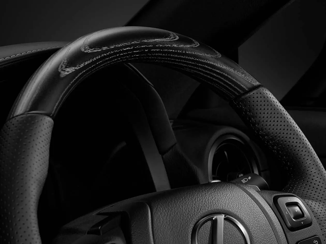 <p>インテリアには銀墨ブラックのステアリングとウルトラスエードのシートを採用。ブラック基調のカラーコーディネートで統一感を演出。</p>