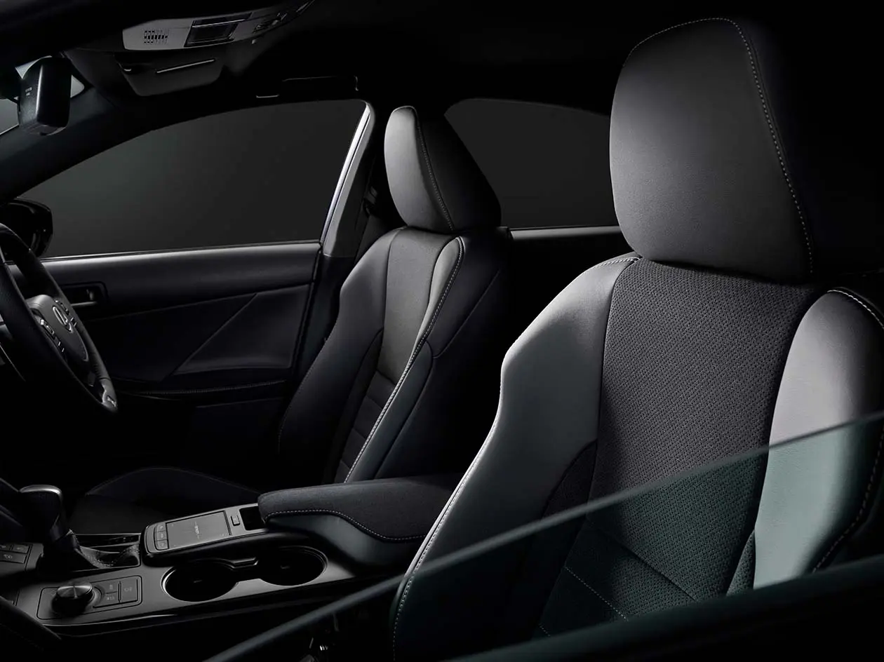 <p>インテリアには銀墨ブラックのステアリングとウルトラスエードのシートを採用。ブラック基調のカラーコーディネートで統一感を演出。</p>