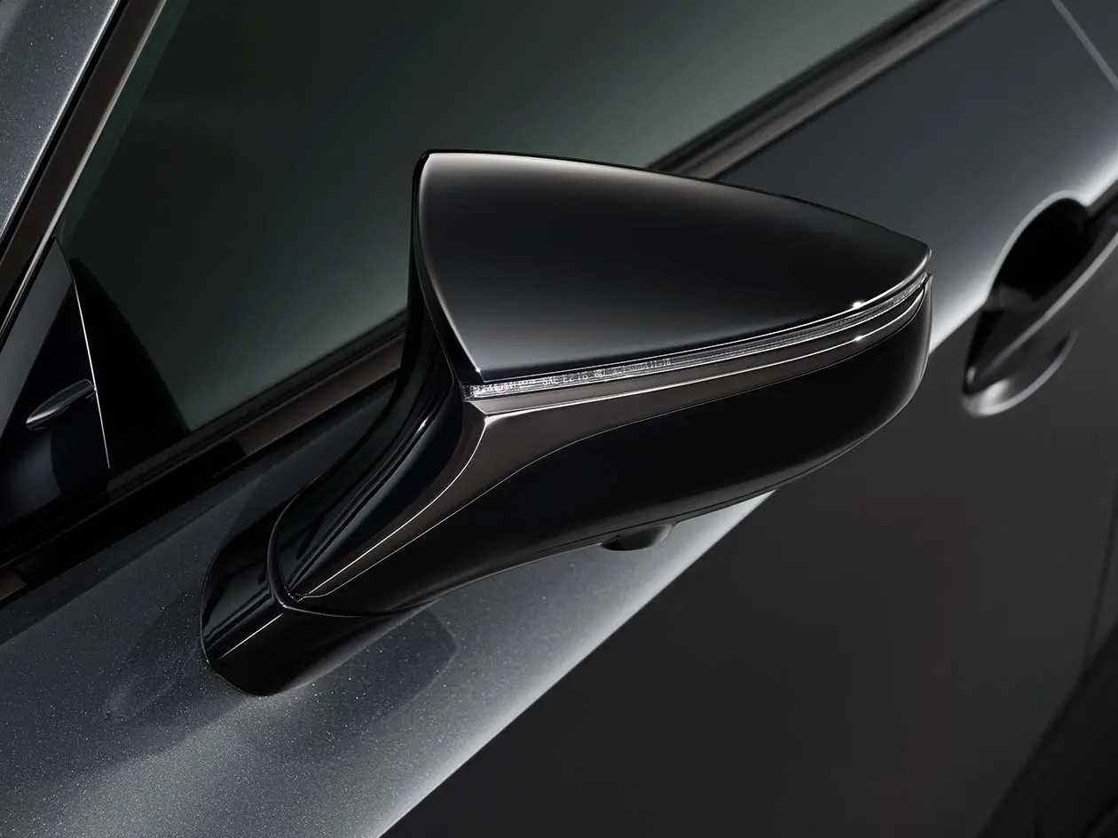 <p>ブラック塗装の鍛造アルミホイールとスモークメッキ加飾のブラック塗装ドアミラーを装備。精悍なエクステリアが特徴。</p>