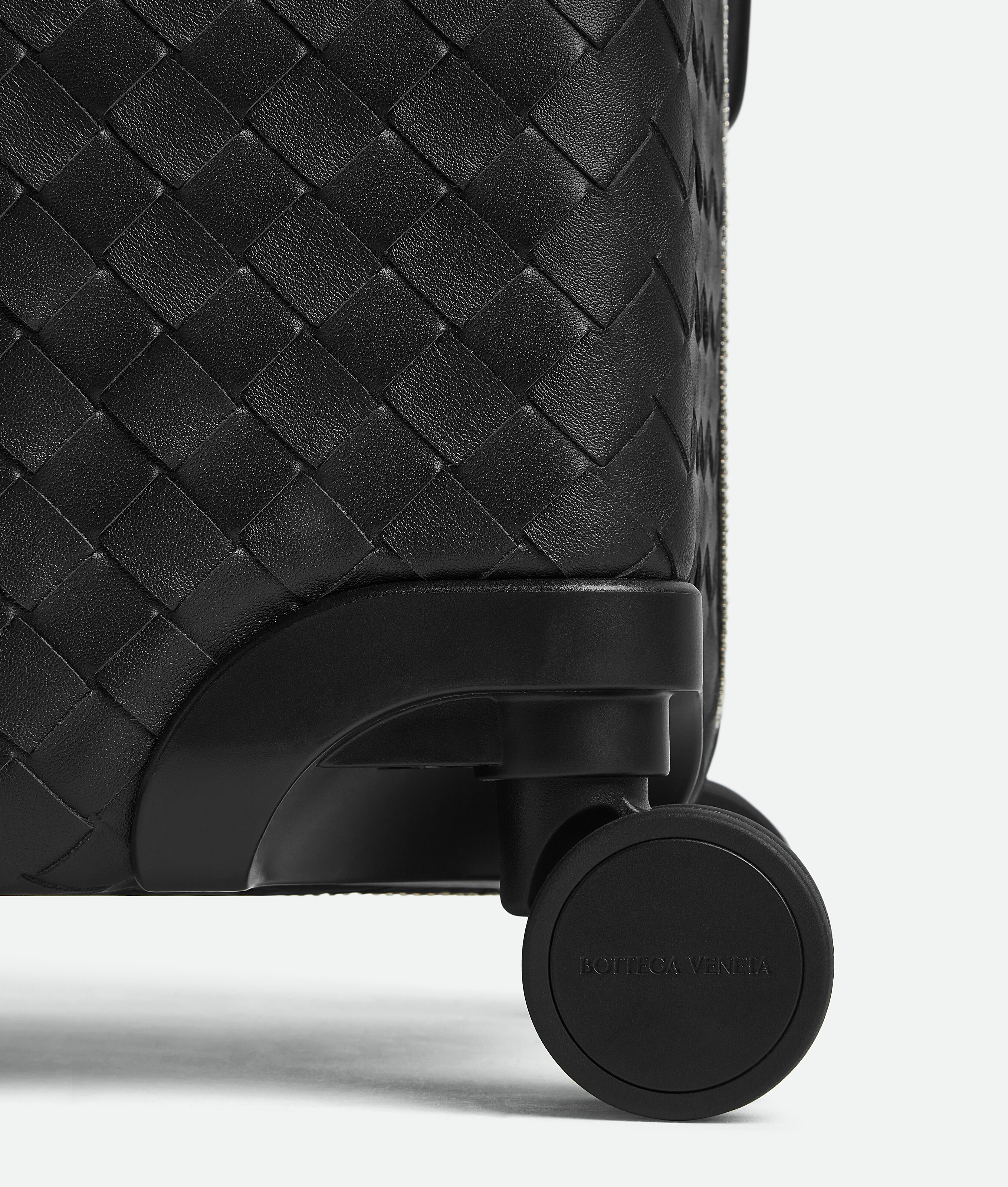 <p>360°回転する4輪と伸縮ハンドル、TSAロック付きファスナークロージャーなどスーツケースとしての便利で基本的な機能はもちろん備わっている。</p>