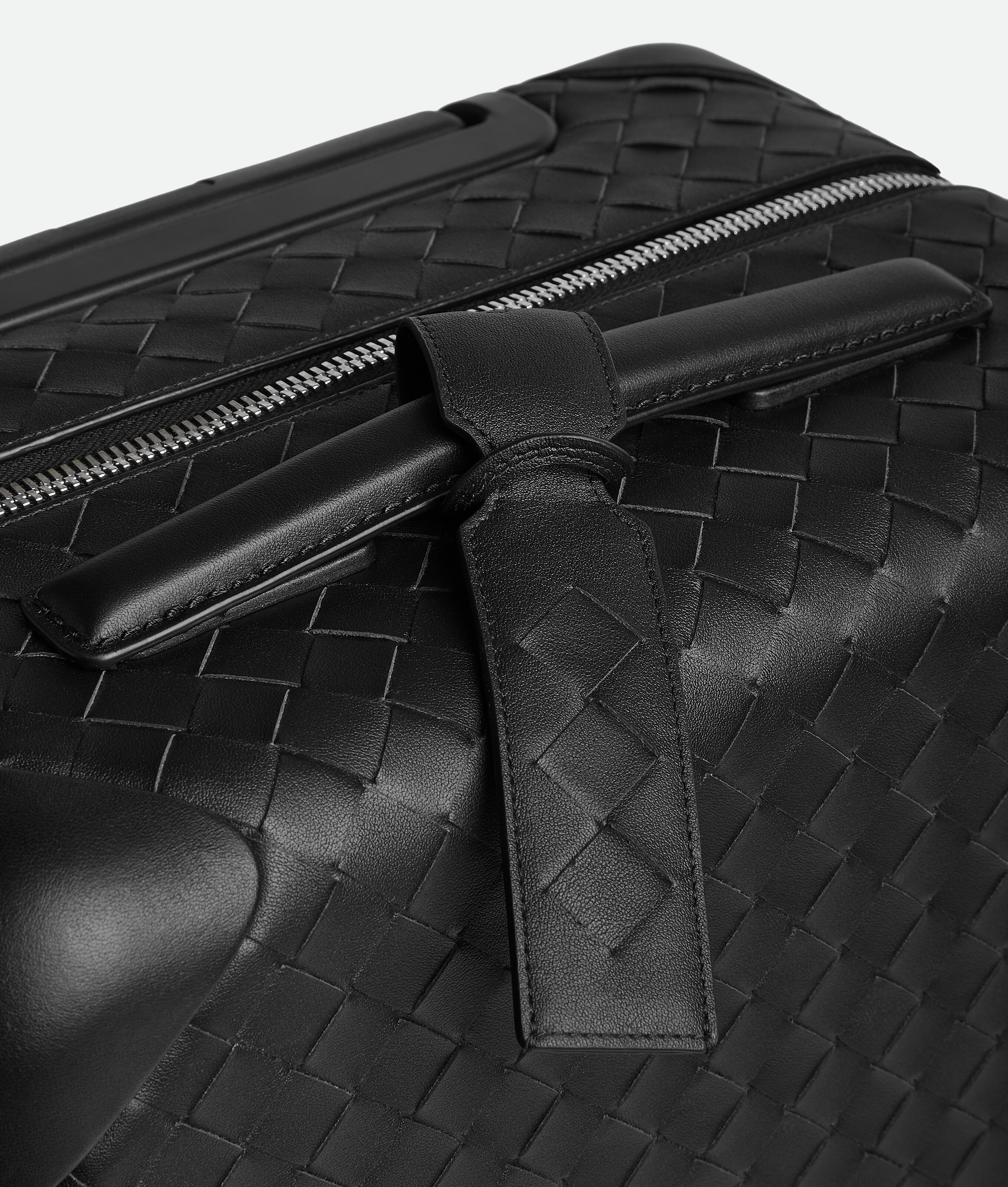 <p>ハンドルとトリムまでカーフレザー。取り外し可能なイントレチャートレザーのタグホルダーもアクセント。</p>