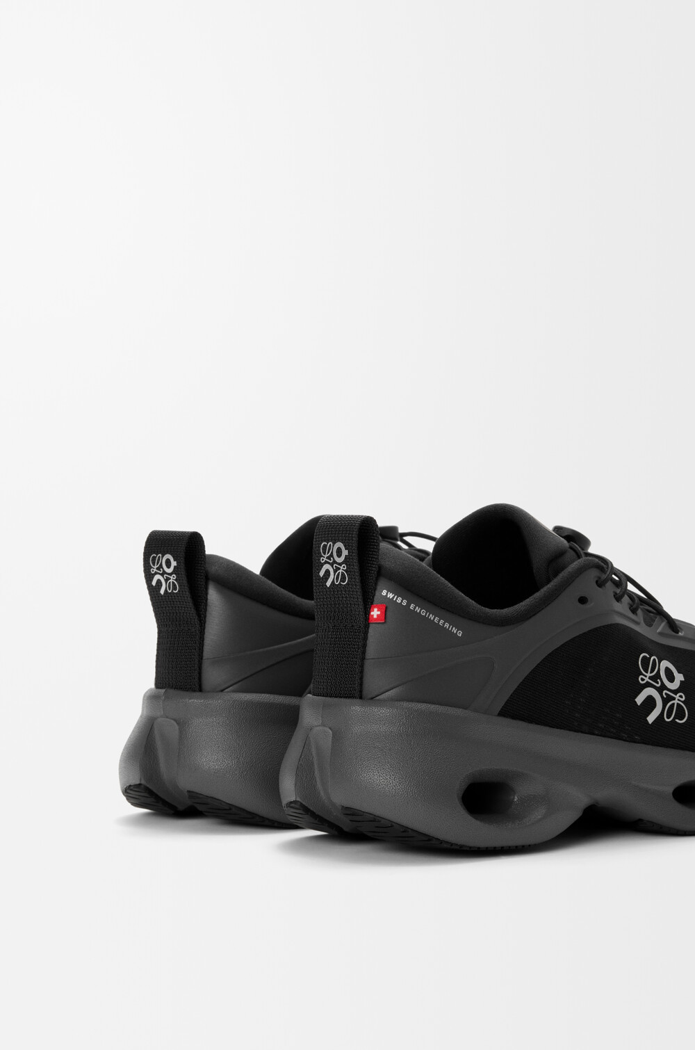 <p>半透明の糸メッシュアッパーとTPUオーバーレイにより通気性とフィット感を両立。ペブルトグル付きスピードシューレースとバックループで着脱が容易。</p>