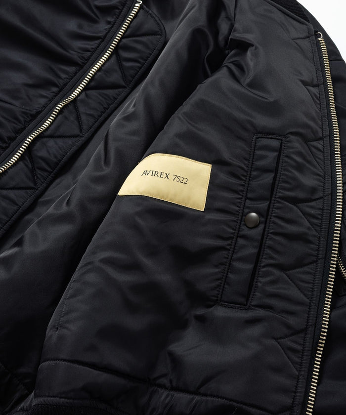 <p>米国発の老舗ミリタリーブランドであるAVIREXの歴史と伝統を受け継ぎついだエクスクルーシブコレクション「AVIREX7522」。本別注アイテムはインラインで2024AWシーズンはじめてリリースとなったブラックを採用している。</p>