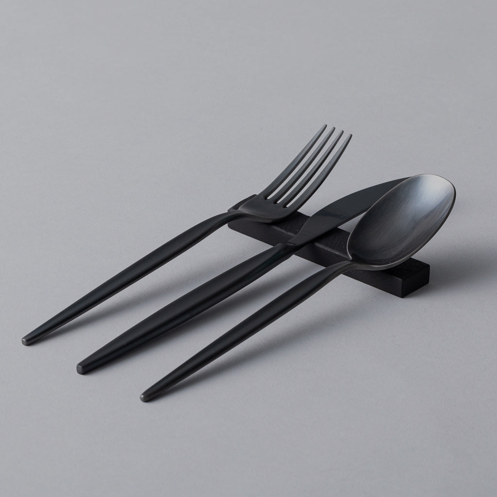 <p>新潟県燕三条で作られるブラックステンレス製のディナーカトラリー6本と、2億年以上かけてできたすずり石カトラリーレスト2本のセット。ギフトボックス入りで贈答用にも適している。</p>