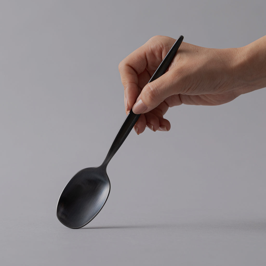 <p>黒色の発色加工により、1本ごとに異なる色合いを持つカトラリー。使い込むことで表情の変化も楽しめる。ハンドメイドのため、色ムラや個体差がある点が特長。</p>