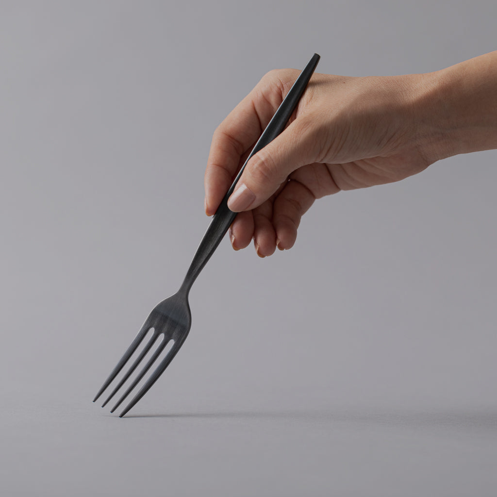 <p>すずり石カトラリーレストはミルフィーユ状の粘板岩を手作業で成形。全工程が職人の手によるもので、きめ細かい黒石肌が特徴。食洗器対応で日常使いにも適している。</p>