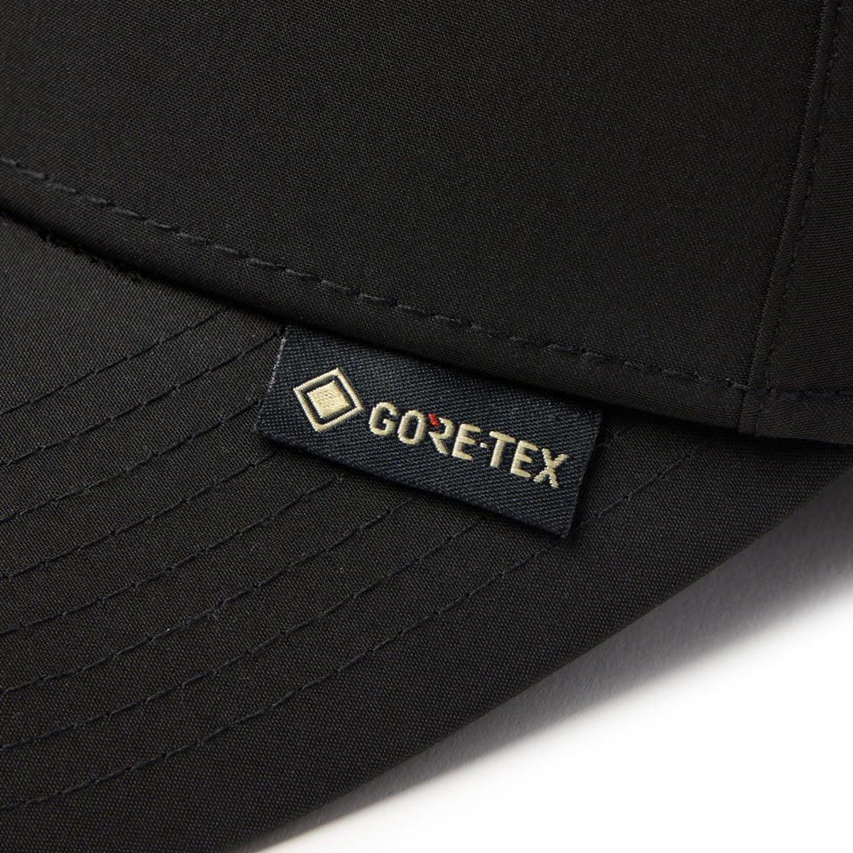 <p>GORE-TEX素材が雨や湿気をシャットアウトし、日常やアウトドアの天候変化にも快適な被り心地を保つ。</p>