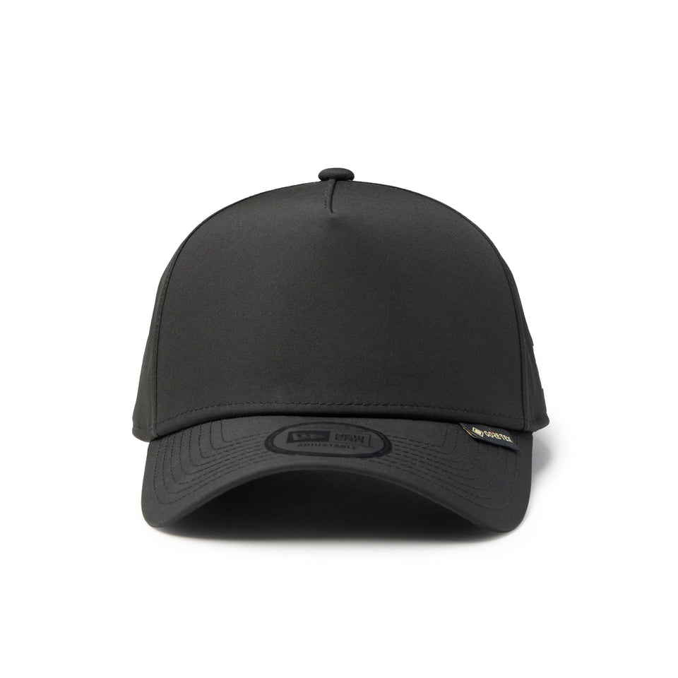 <p>カーブしたバイザーが日差しや雨を効果的に遮り、ポリエステル素材は軽やかさと快適な着用感を提供。</p>